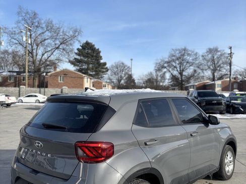 Used 2022 Hyundai Venue SE image 3