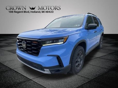 Used 2025 Honda Pilot TrailSport image 9