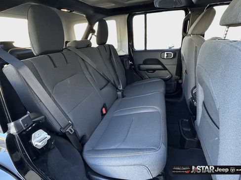 Used 2025 Jeep Wrangler Unlimited Sahara AWD/4WD image 23