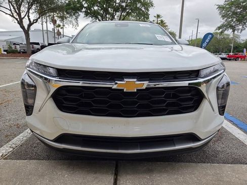 Certified 2025 Chevrolet Trax LT w/ LT Convenience Package FWD image 2