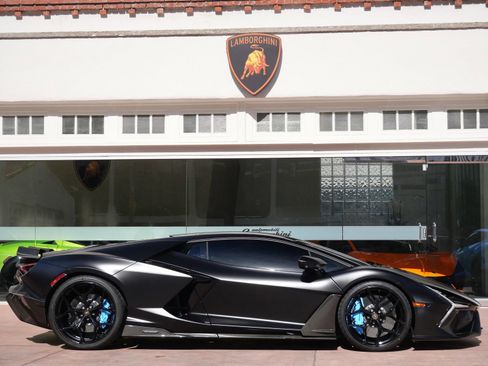 Used 2025 Lamborghini Revuelto AWD/4WD image 2