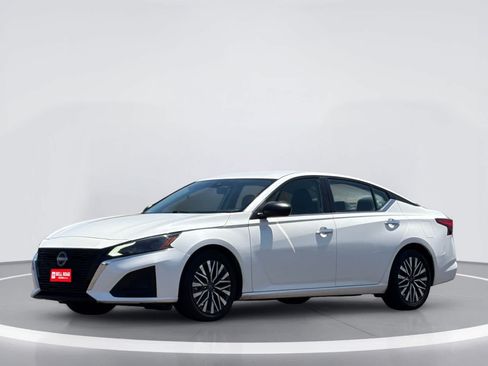 Used 2024 Nissan Altima 2.5 SV FWD image 2