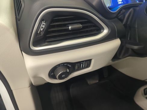 Used 2024 Chrysler Pacifica Touring-L image 15