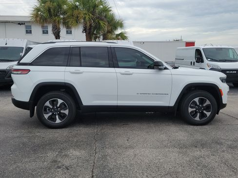 Used 2022 Jeep Grand Cherokee Limited 4xe w/ MOPAR Finishing Package AWD/4WD image 8