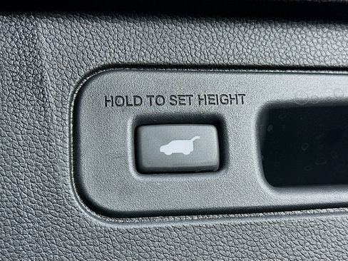 Used 2025 Honda Pilot Touring image 32