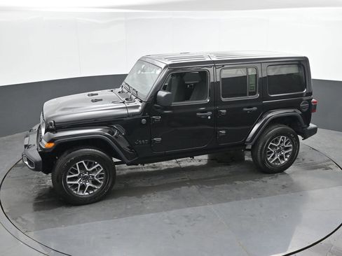 Used 2025 Jeep Wrangler Unlimited Sahara AWD/4WD image 36