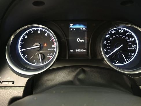 Used 2020 Toyota Camry SE image 6