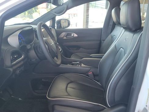 Used 2025 Chrysler Pacifica Limited FWD image 9