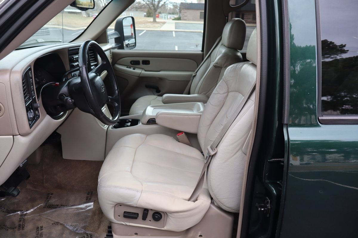 Used 2002 Chevrolet Suburban 2500 LT AWD/4WD image 19