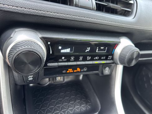 Used 2024 Toyota RAV4 LE AWD/4WD image 19