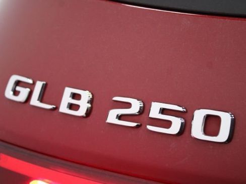 Used 2021 Mercedes-Benz GLB 250 4MATIC w/ Premium Package image 7