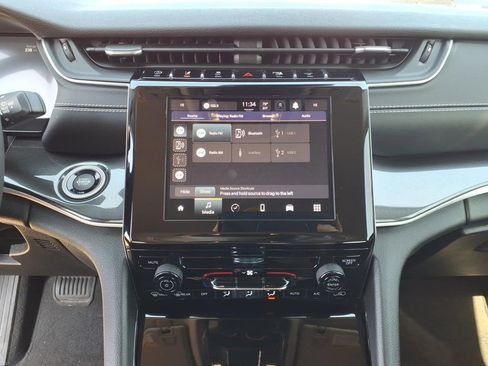 Used 2023 Jeep Grand Cherokee Laredo image 10