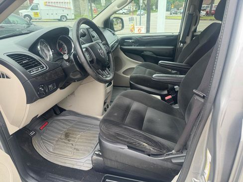 Used 2016 Dodge Grand Caravan SE w/ Quick Order Package 29E SE FWD image 13
