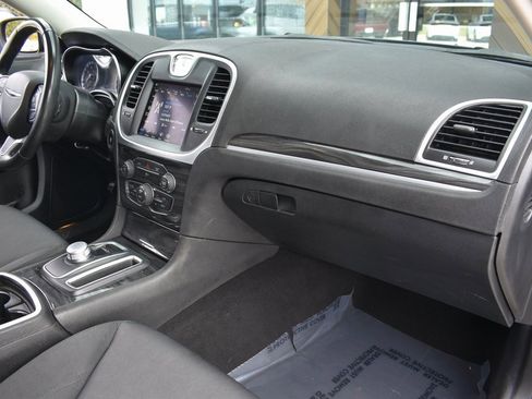 Used 2022 Chrysler 300 Touring w/ Sport Appearance Package image 22