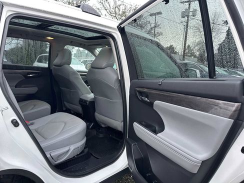 Used 2021 Toyota Highlander Platinum image 13