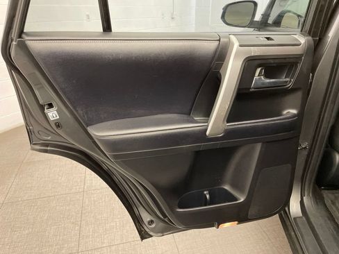 Used 2018 Toyota 4Runner SR5 AWD/4WD image 23