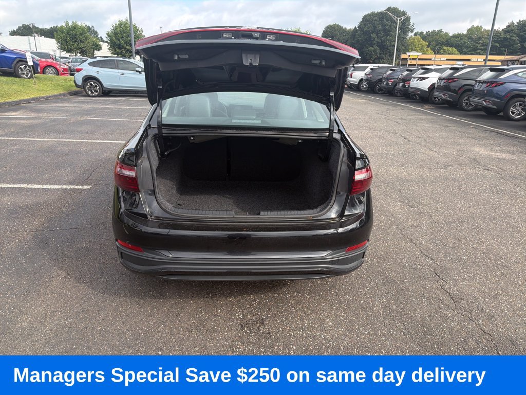 Used 2025 Volkswagen Jetta SE FWD image 25