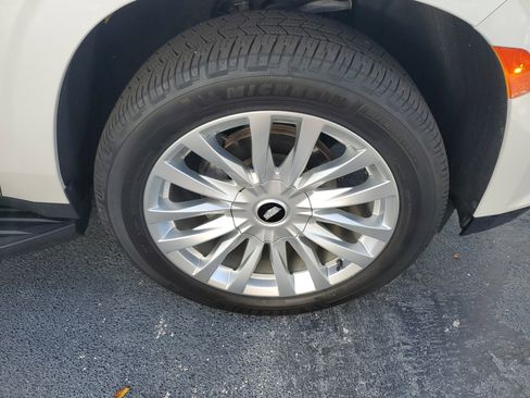 Used 2022 Cadillac Escalade Luxury image 2