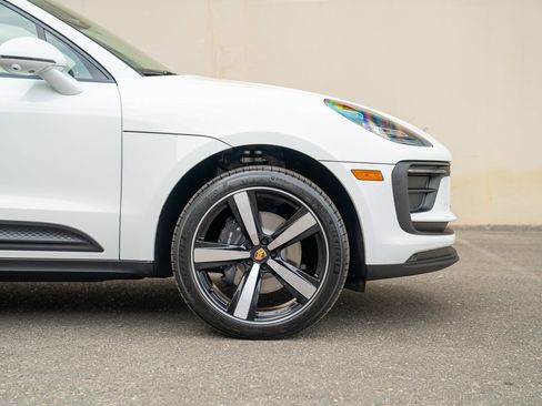 Certified 2025 Porsche Macan image 9