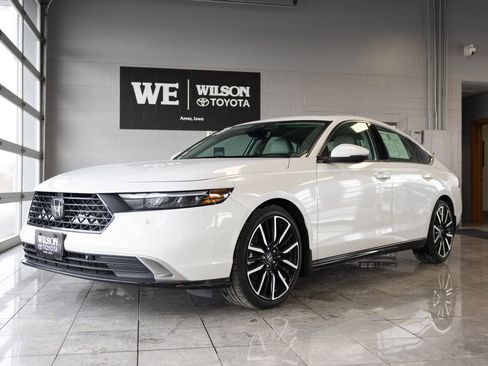 Used 2023 Honda Accord Touring image 2