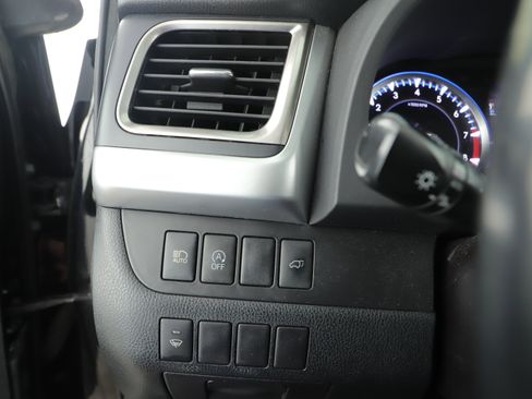 Used 2017 Toyota Highlander SE image 7
