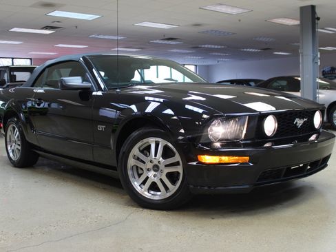 Used 2005 Ford Mustang GT image 2