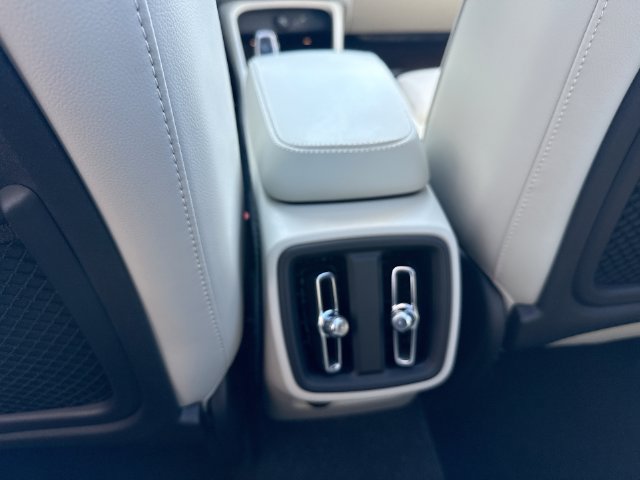 Certified 2024 Volvo XC40 B5 Ultimate w/ Climate Package AWD/4WD image 28