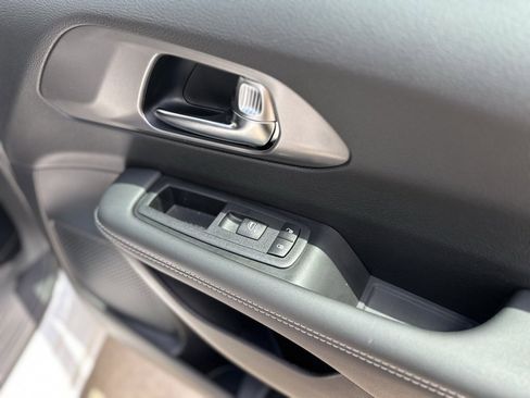 New 2025 Chrysler Pacifica Select image 30