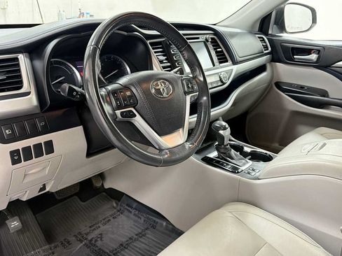 Used 2017 Toyota Highlander XLE AWD/4WD image 12