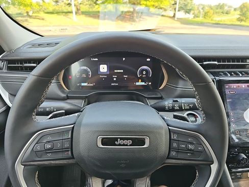Used 2023 Jeep Grand Cherokee Limited w/ Luxury Tech Group II AWD/4WD image 22