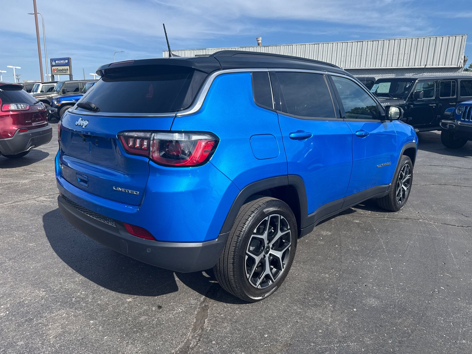 Used 2025 Jeep Compass Limited AWD/4WD image 5