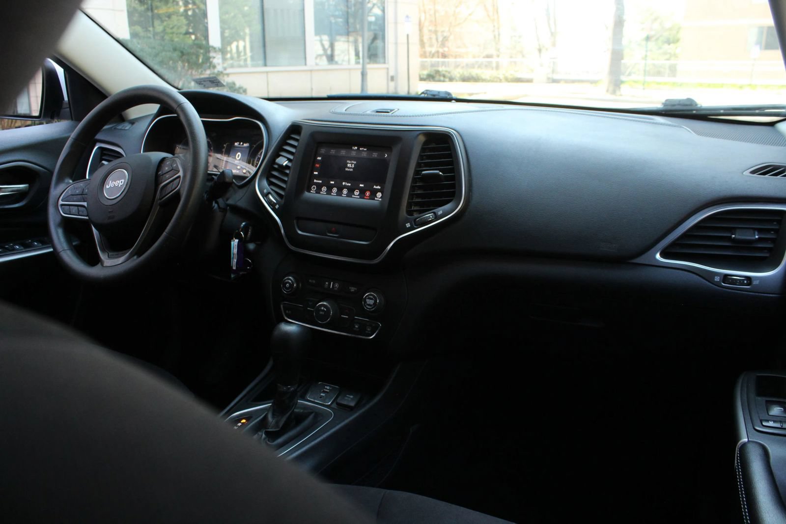 Used 2020 Jeep Cherokee Latitude FWD image 24