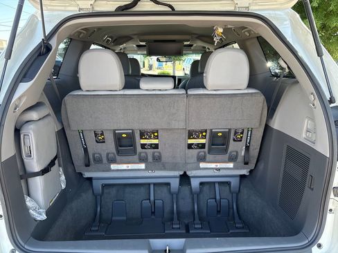 Used 2017 Toyota Sienna XLE Premium FWD image 37