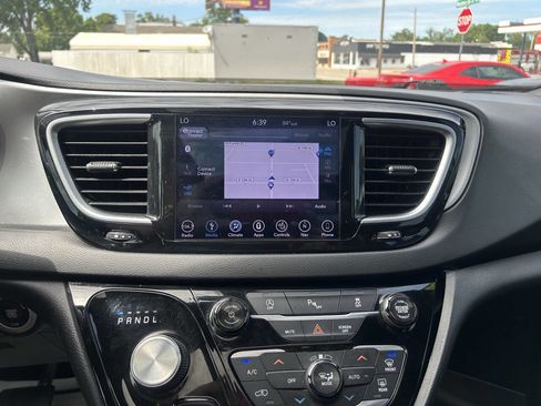 Used 2018 Chrysler Pacifica Touring-L Plus FWD image 40