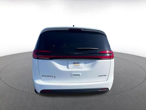Used 2025 Chrysler Pacifica Limited image 12