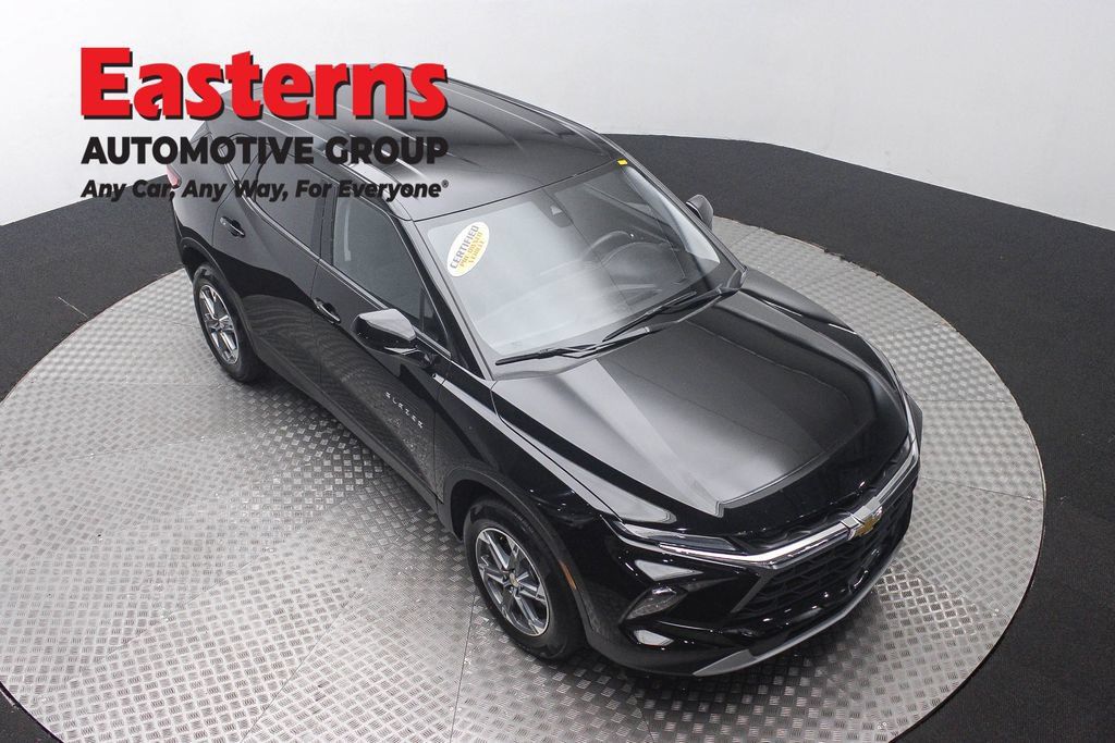 Used 2025 Chevrolet Blazer LT FWD image 3