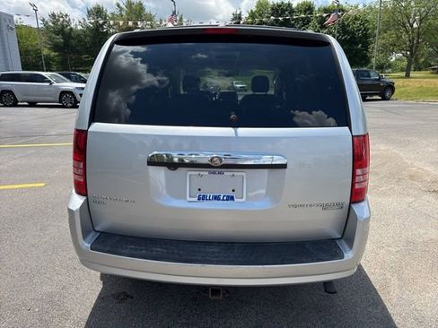 Used 2009 Chrysler Town & Country Touring FWD image 6