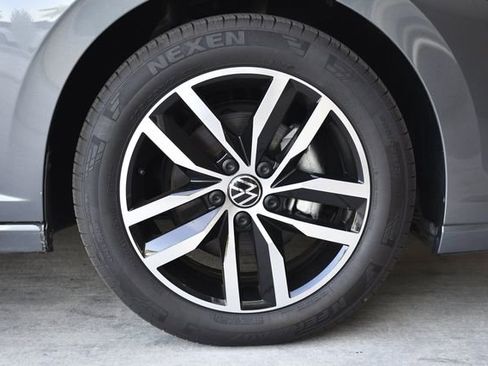 Used 2025 Volkswagen Jetta SE FWD image 30
