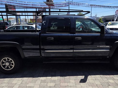 Used 2006 GMC Sierra 2500 SLT w/ Onstar Plus Package AWD/4WD image 4