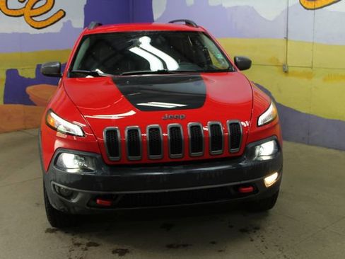 Used 2017 Jeep Cherokee Trailhawk w/ Cold Weather Group AWD/4WD image 3