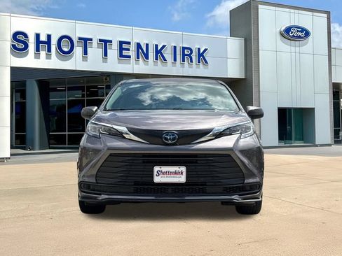 Used 2023 Toyota Sienna LE FWD image 2