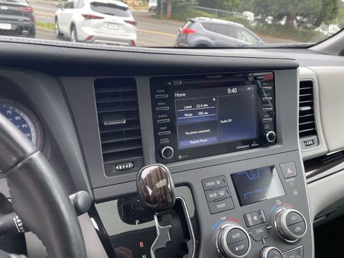 Certified 2020 Toyota Sienna XLE FWD image 23