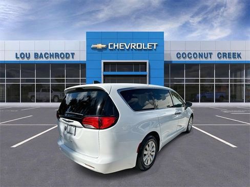 Used 2021 Chrysler Voyager L image 8