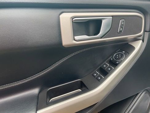 Used 2022 Ford Explorer XLT image 13