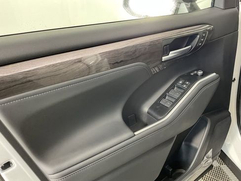 New 2026 Toyota Highlander Platinum image 17