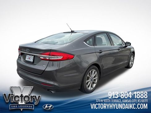 Used 2017 Ford Fusion SE w/ Fusion SE Technology Package FWD image 5