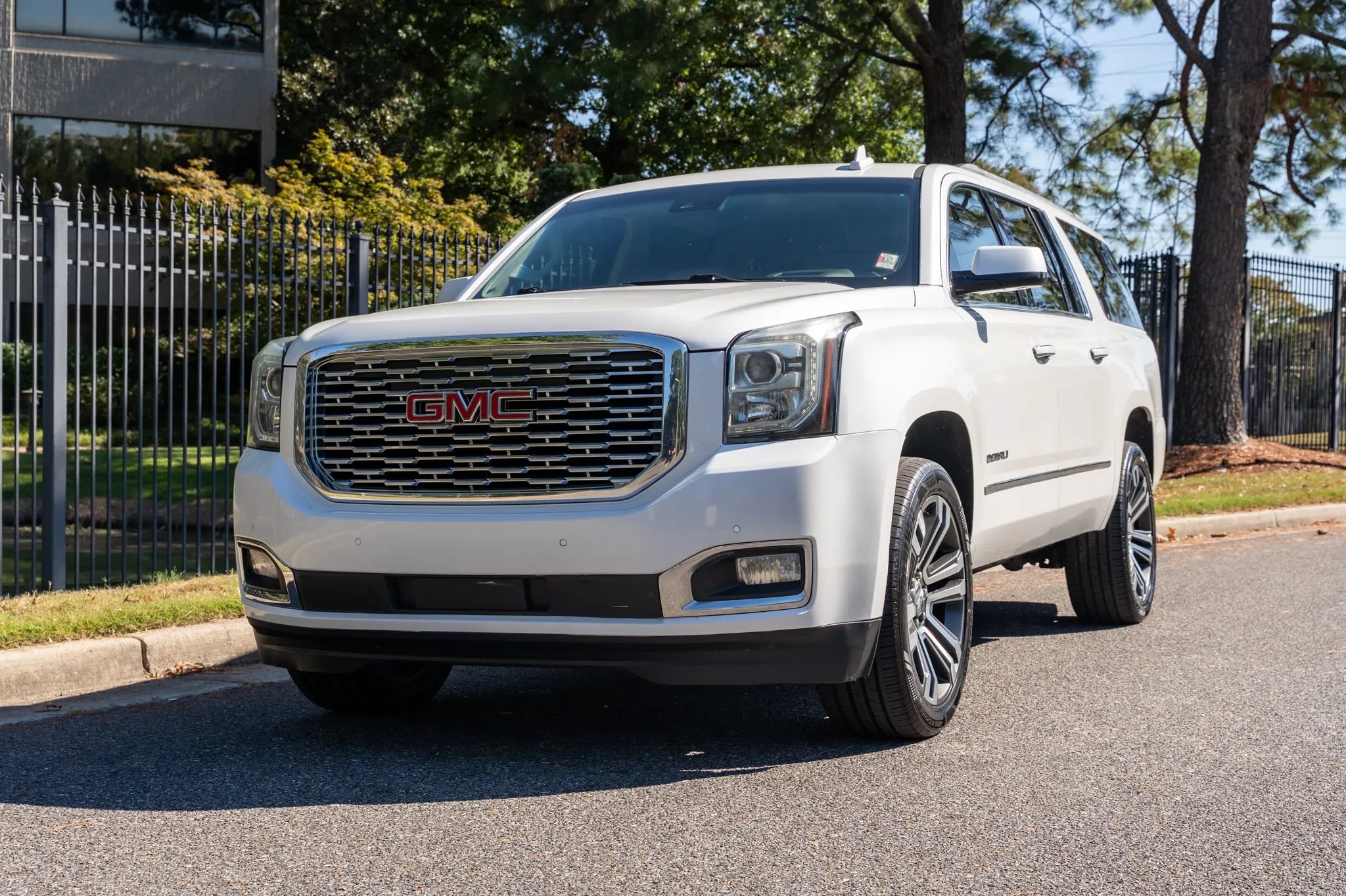 Used 2018 GMC Yukon XL Denali w/ Denali Ultimate Package AWD/4WD image 2