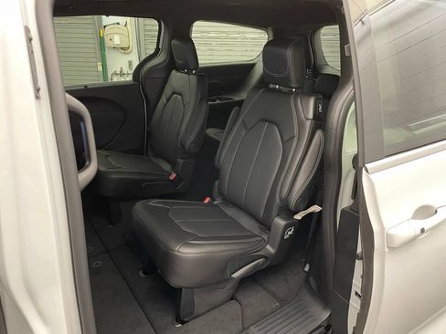 New 2027 Chrysler Pacifica Select FWD image 15