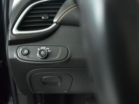 Used 2022 Chevrolet Trax LT w/ LT Convenience Package image 15