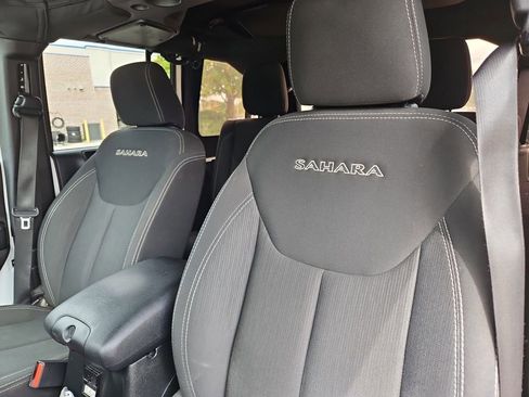 Used 2018 Jeep Wrangler Unlimited Sahara w/ Connectivity Group image 12